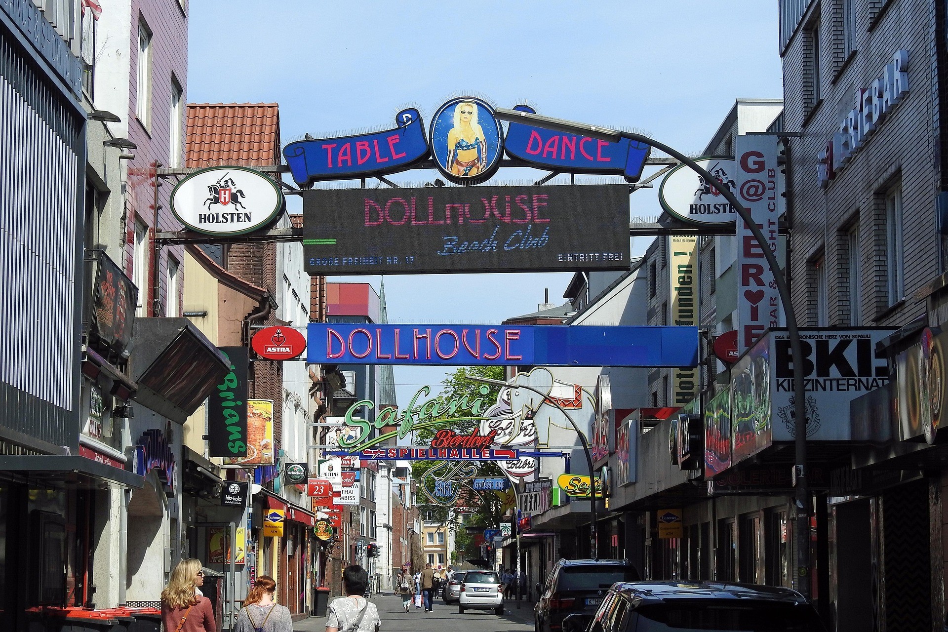 Land der Mitläufer: Wenn Tradition plötzlich problematisch wird